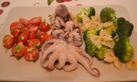 Pui de caracatiţă cu salată de broccoli şi roşii cherry