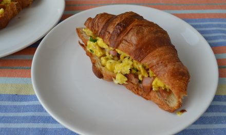 Sandvici croissant cu ouă jumări